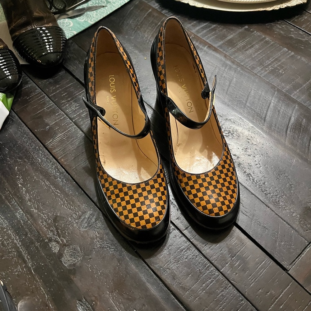 Louis Vuitton ladies brown/black damier pumps